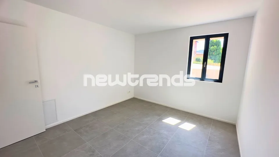Très lumineux et jamais habité. Entrée indépendante et jardin privé. – photo 9 sur 13