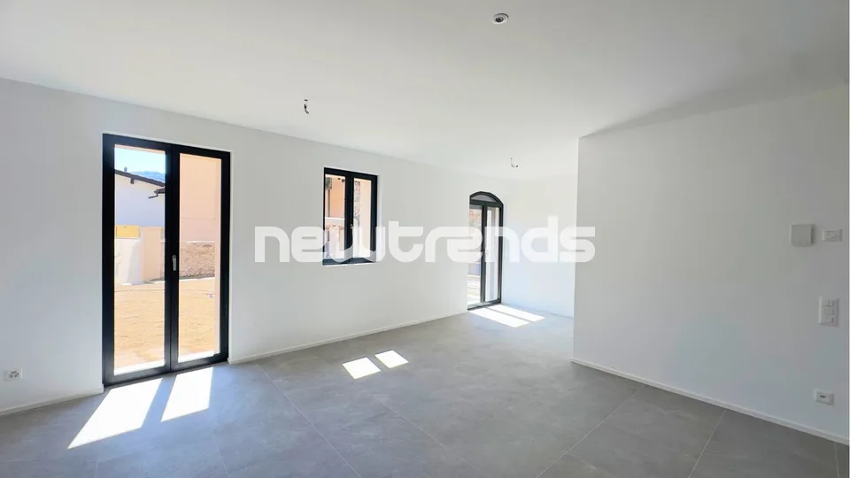 Helles und charmantes 2.5-Zimmer-Wohnung mit Garten und Patio, nie bewohnt.