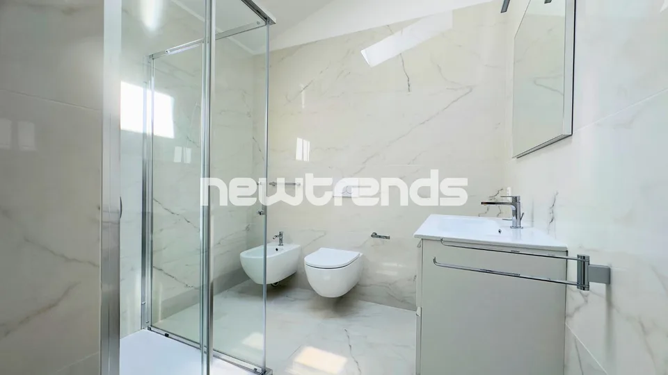 Ampio e luminoso attico con terrazzo e lift privato, mai abitato. – foto 12 di 13
