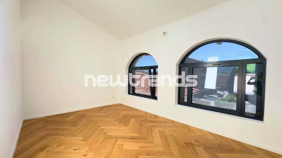Ampio e luminoso attico con terrazzo e lift privato, mai abitato. – foto 9 di 13
