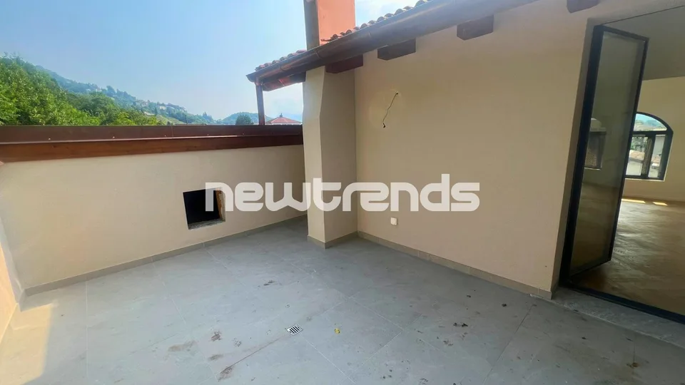 Ampio e luminoso attico con terrazzo e lift privato, mai abitato.