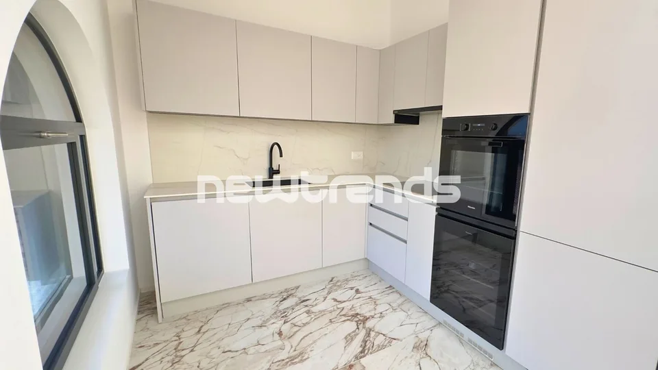 Ampio e luminoso attico con terrazzo e lift privato, mai abitato. – foto 7 di 13