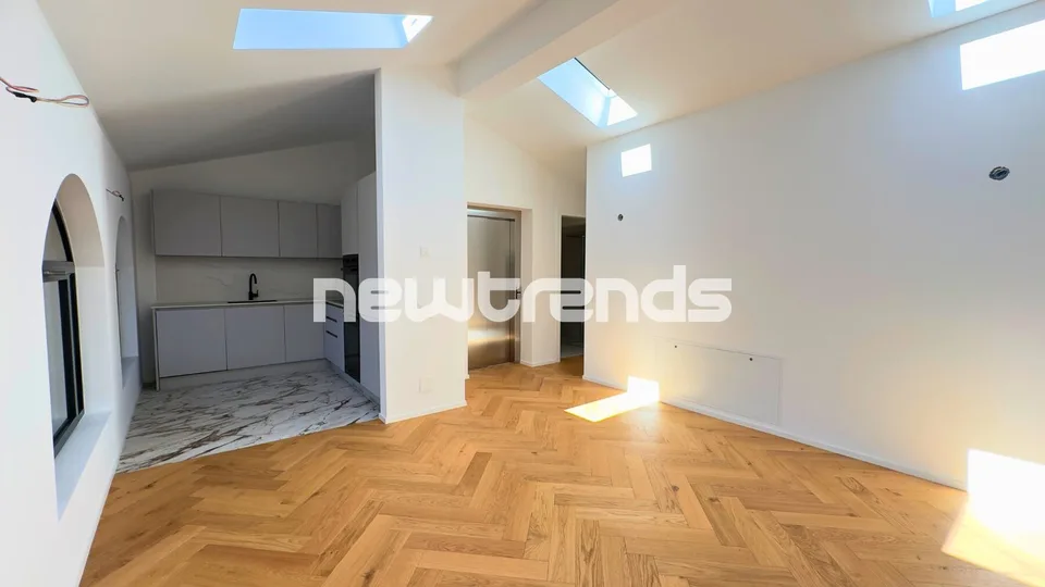 Ampio e luminoso attico con terrazzo e lift privato, mai abitato. – foto 6 di 13