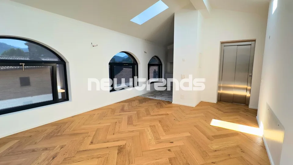 Ampio e luminoso attico con terrazzo e lift privato, mai abitato.