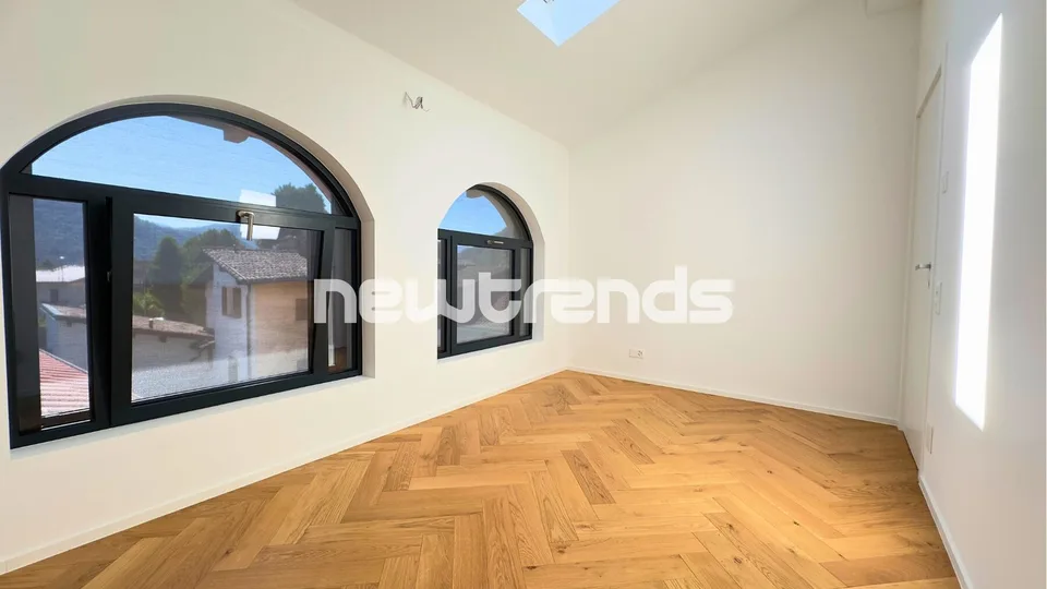 Ampio e luminoso attico con terrazzo e lift privato, mai abitato. – foto 11 di 13