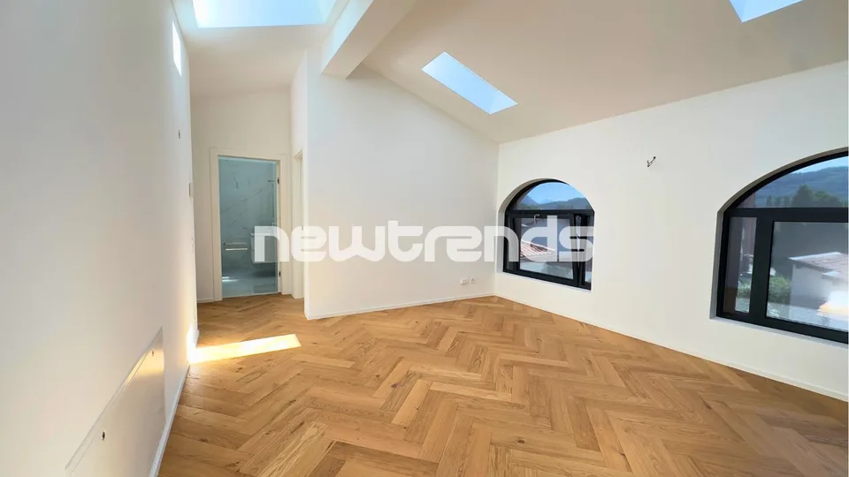 Ampio e luminoso attico con terrazzo e lift privato, mai abitato. – foto 10 di 13