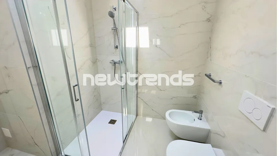 Ampio e luminoso attico con terrazzo e lift privato, mai abitato. – foto 13 di 13