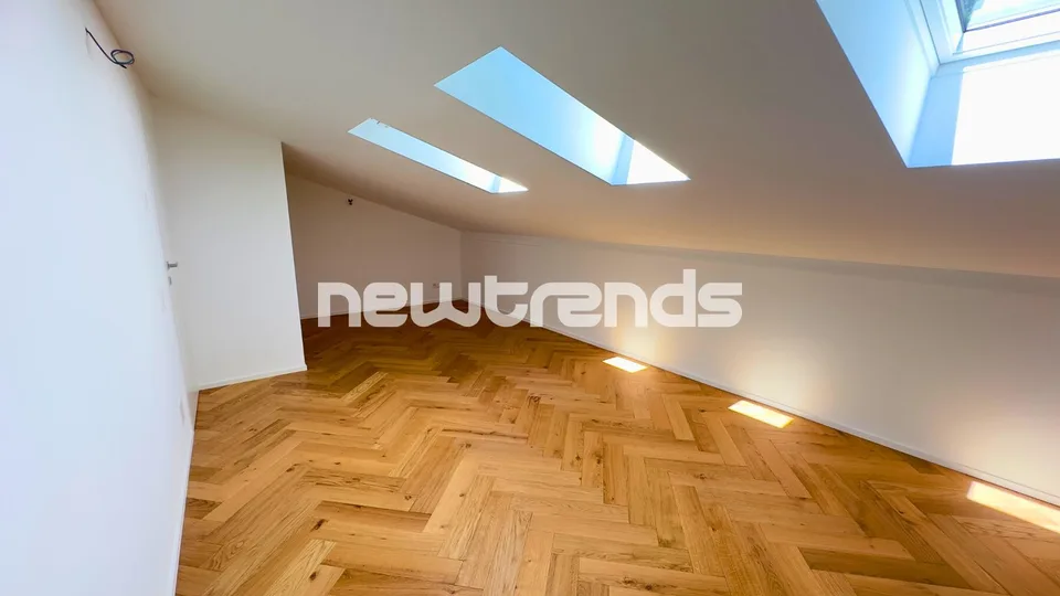 Ampio e luminoso attico con terrazzo e lift privato, mai abitato. – foto 8 di 13
