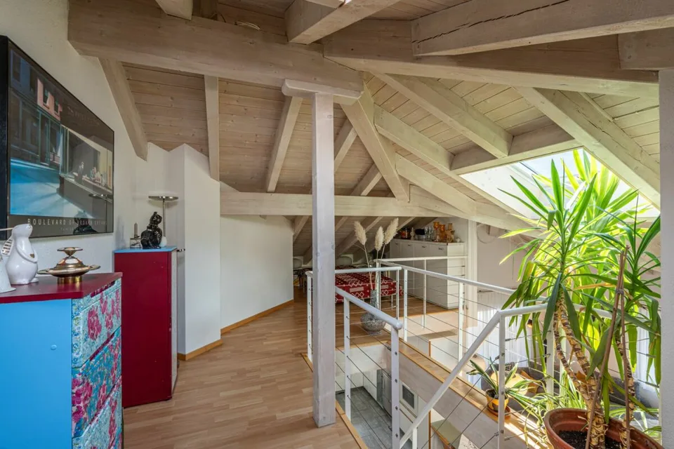 Charmant appartement de 4,5 pièces en mansarde avec galerie et vue sur les montagnes – photo 8 sur 14