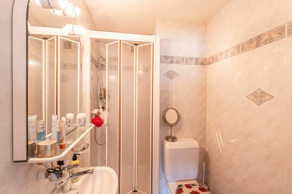Charmant appartement de 4,5 pièces en mansarde avec galerie et vue sur les montagnes – photo 10 sur 14