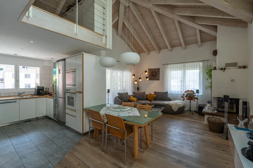 Charmante 4.5-Zimmer-Dachwohnung mit Galerie und Bergsicht