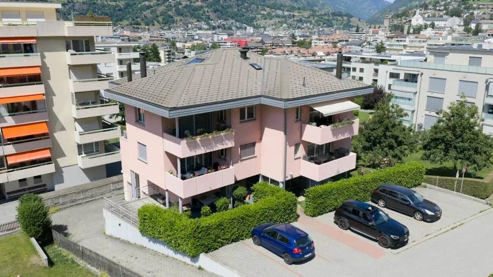 Charmant appartement de 4,5 pièces en mansarde avec galerie et vue sur les montagnes – photo 13 sur 14