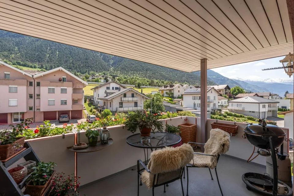Charmant appartement de 4,5 pièces en mansarde avec galerie et vue sur les montagnes – photo 12 sur 14