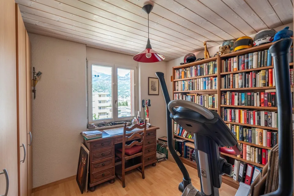 Charmant appartement de 4,5 pièces en mansarde avec galerie et vue sur les montagnes – photo 7 sur 14