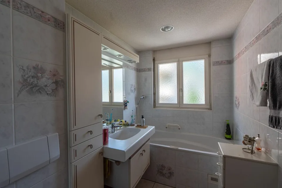 Charmant appartement de 4,5 pièces en mansarde avec galerie et vue sur les montagnes – photo 11 sur 14