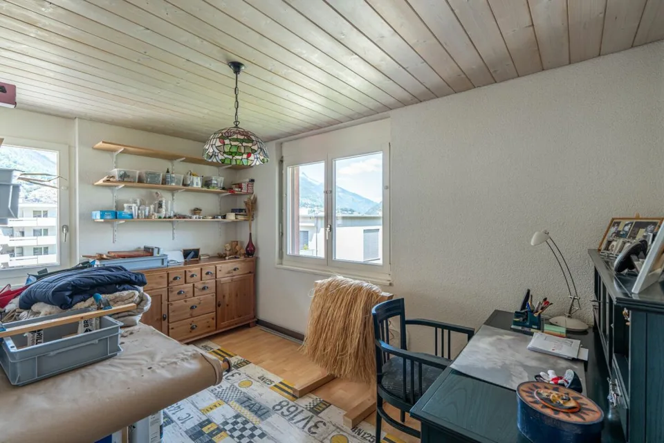 Charmant appartement de 4,5 pièces en mansarde avec galerie et vue sur les montagnes – photo 6 sur 14