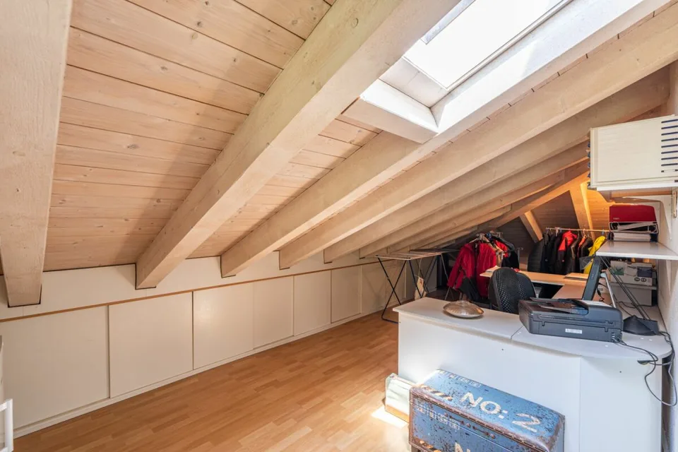 Charmant appartement de 4,5 pièces en mansarde avec galerie et vue sur les montagnes – photo 9 sur 14