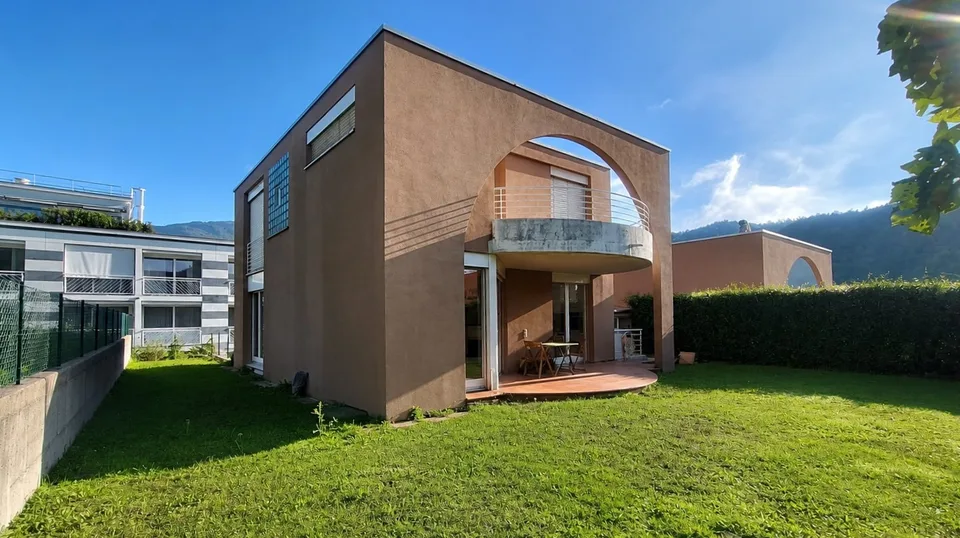 Soleggiata,   Confortevole Villetta indipendente  con portico, terrazza, giardino