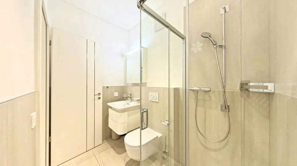 Prestigioso Attico mit geräumigen Räumen und drei Panoramabalkonen – Foto 17 von 19