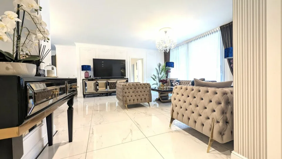 Prestigioso attico con spazi generosi e tre balconi panoramici