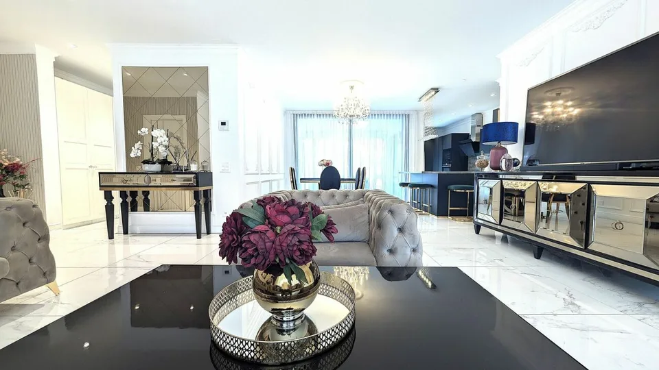 Prestigioso attico con spazi generosi e tre balconi panoramici