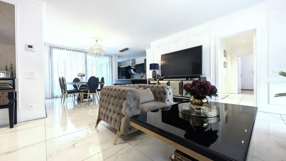 Prestigioso attico con spazi generosi e tre balconi panoramici