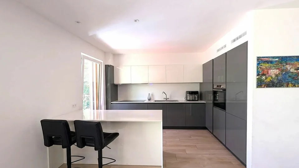 Helles Apartment mit Garten und großer Terrasse – Foto 6 von 12