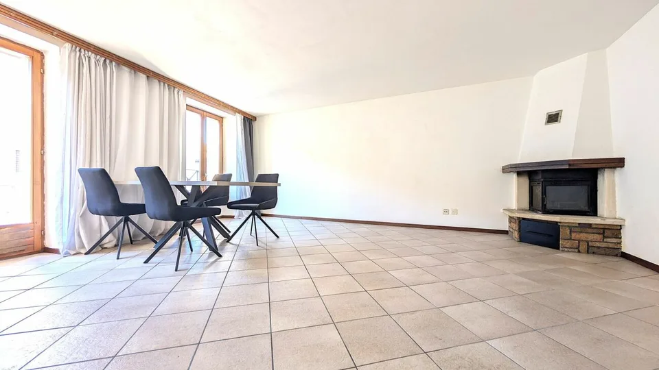 Atmosfera unica con camino e layout personalizzabile