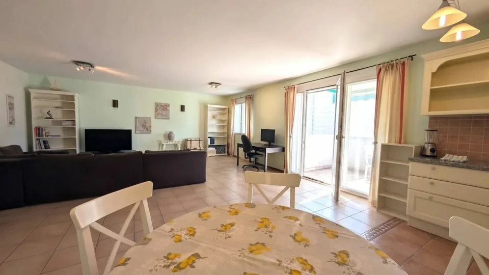 Eleganza urbana con vista sui castelli