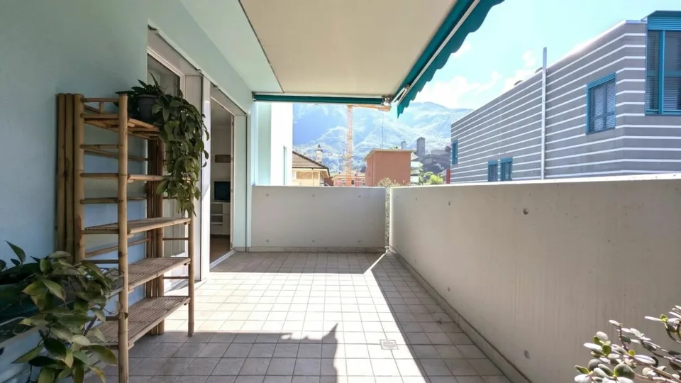 Eleganza urbana con vista sui castelli