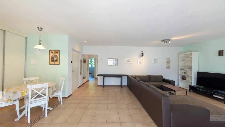 Eleganza urbana con vista sui castelli