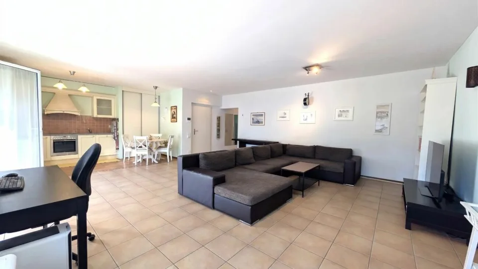 Eleganza urbana con vista sui castelli