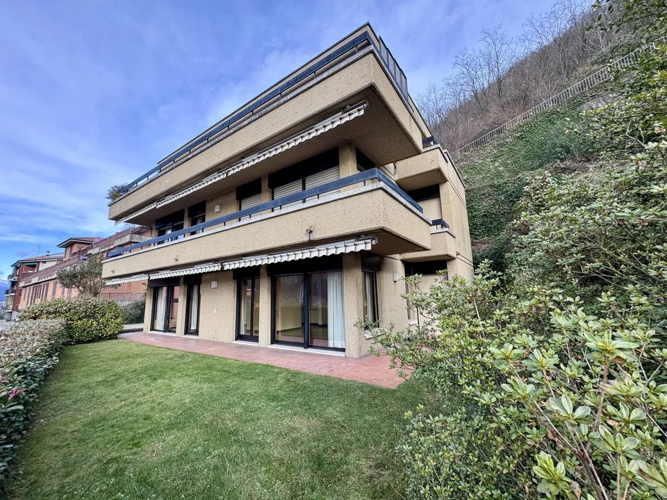 GRANDE VILLA 9 LOCALI CON VISTA LAGO IMPRENDIBILE A CAMPIONE