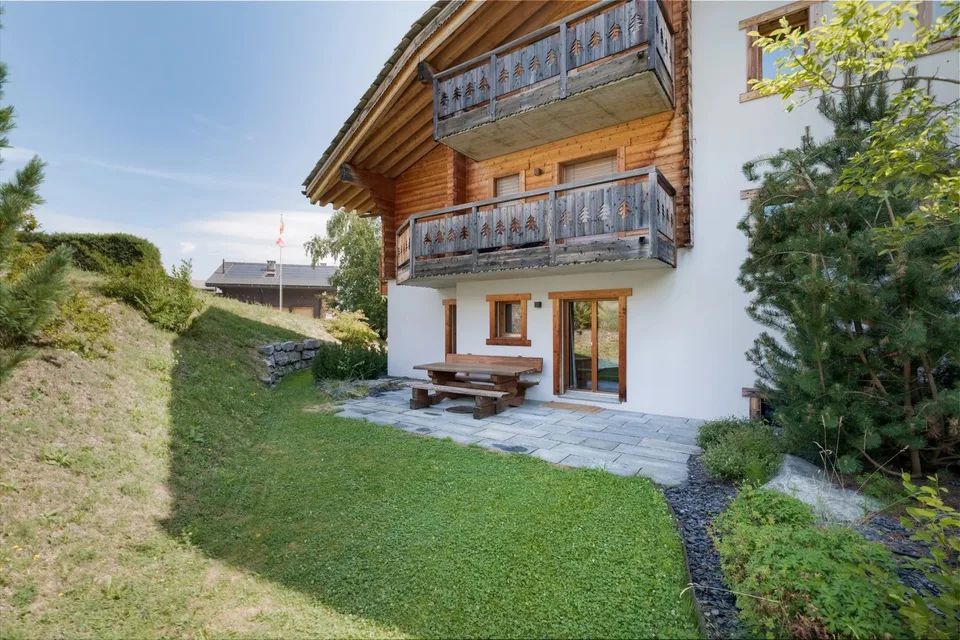 Appartamento elegante di lusso 4,5 locali con terrazza, giardino privato e vista panoramica sulle Alpi – foto 12 di 13
