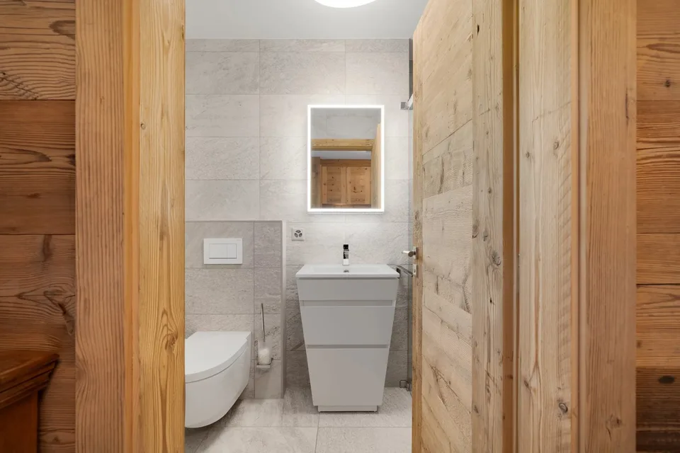 Elegantes High-End 4,5-Zimmer-Apartment mit Terrasse, privatem Garten und panoramischer Alpenaussicht