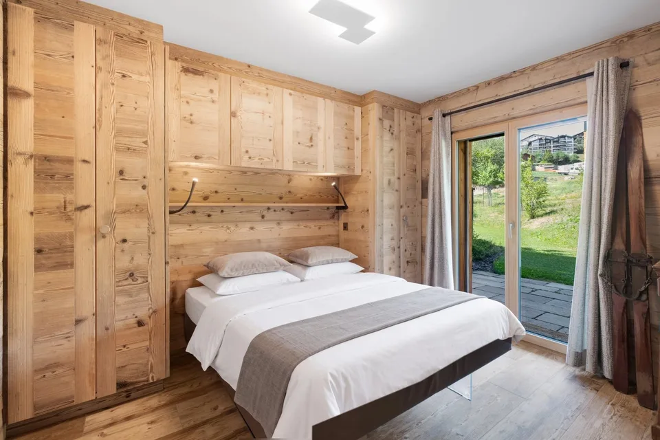 Elegantes High-End 4,5-Zimmer-Apartment mit Terrasse, privatem Garten und panoramischer Alpenaussicht