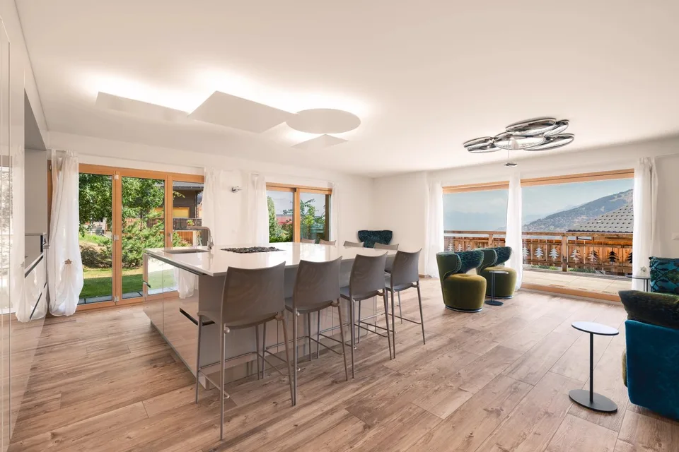 Elegantes High-End 4,5-Zimmer-Apartment mit Terrasse, privatem Garten und panoramischer Alpenaussicht