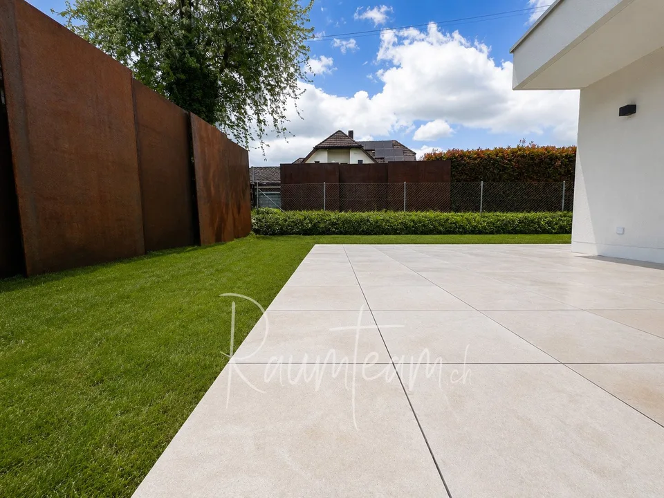 Modern Wohnen mit Terrassen und Garten