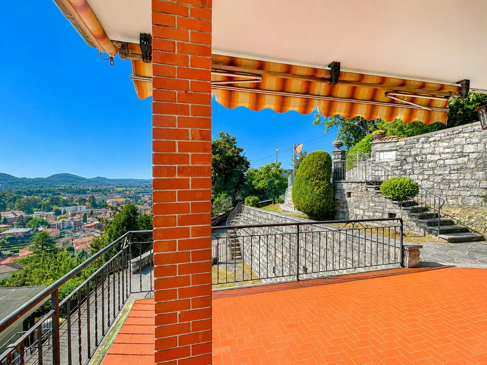 Ampia casa con 3 appartamenti di diverse dimensioni, con bella vista