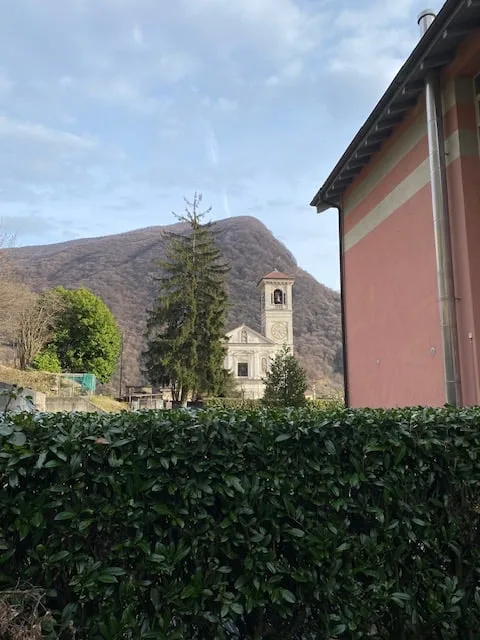 Appartamento in casa in stile classico nel paese di Arogno