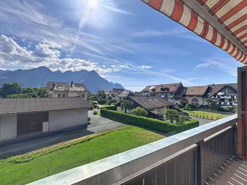 Ampio appartamento di 4.5 locali con 137.7 m2, soppalco e balconi coperti