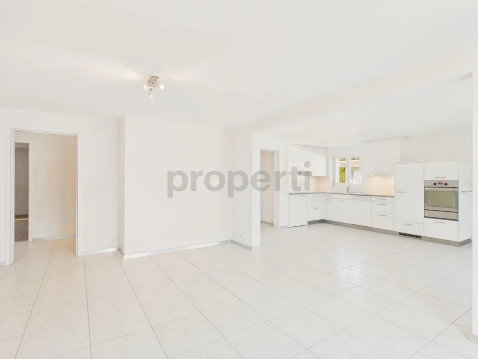 Modern 3.5-room apartment with generous layout and sunny outdoor area in Utzigen
