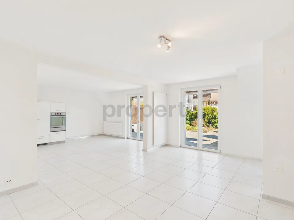 Modern 3.5-room apartment with generous layout and sunny outdoor area in Utzigen