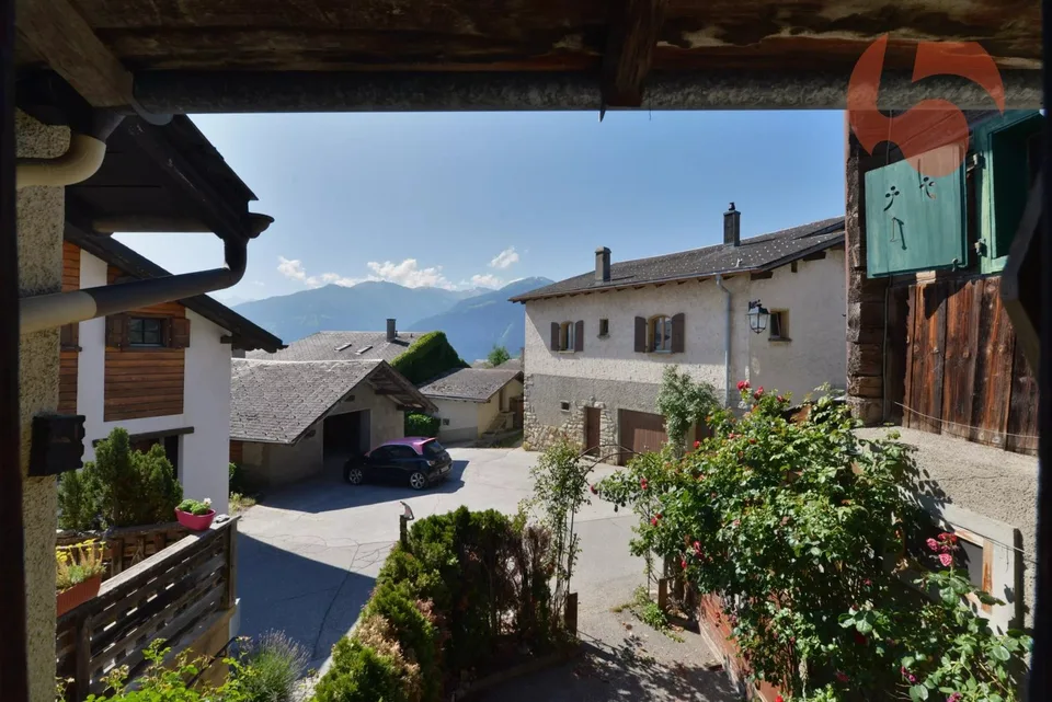 Authentique maison villageoise à fort potentiel avec garage et carnotzet