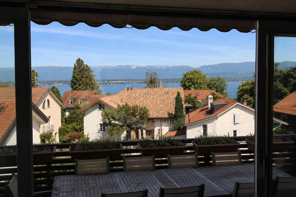Anières village, Un attique rare face au Lac