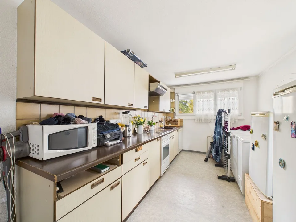 Two-family house with 3.5-room apartment and commercial space (kebab shop) on the ground floor