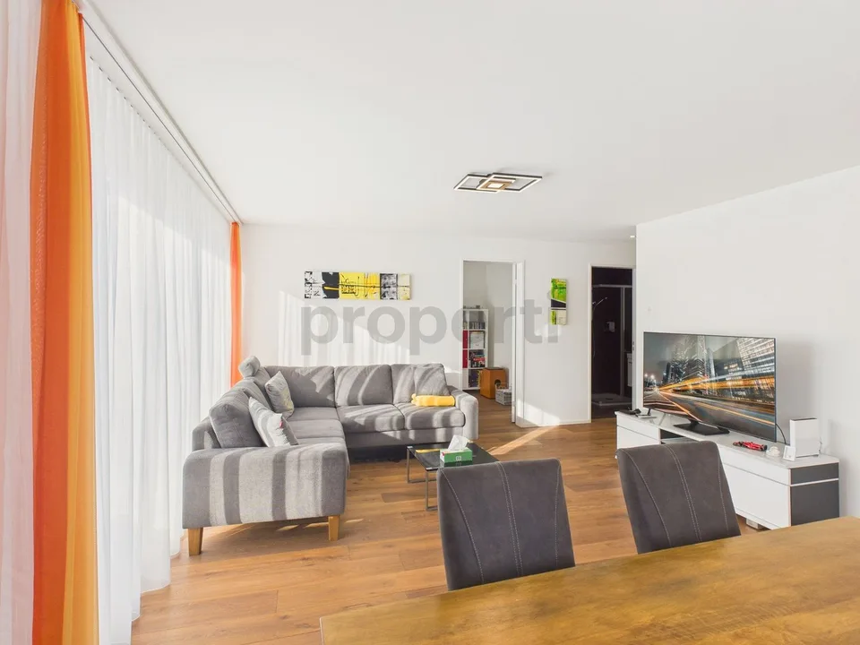 Appartement moderne 4.5 pièces avec balcon et belle vue, incluant un parking
