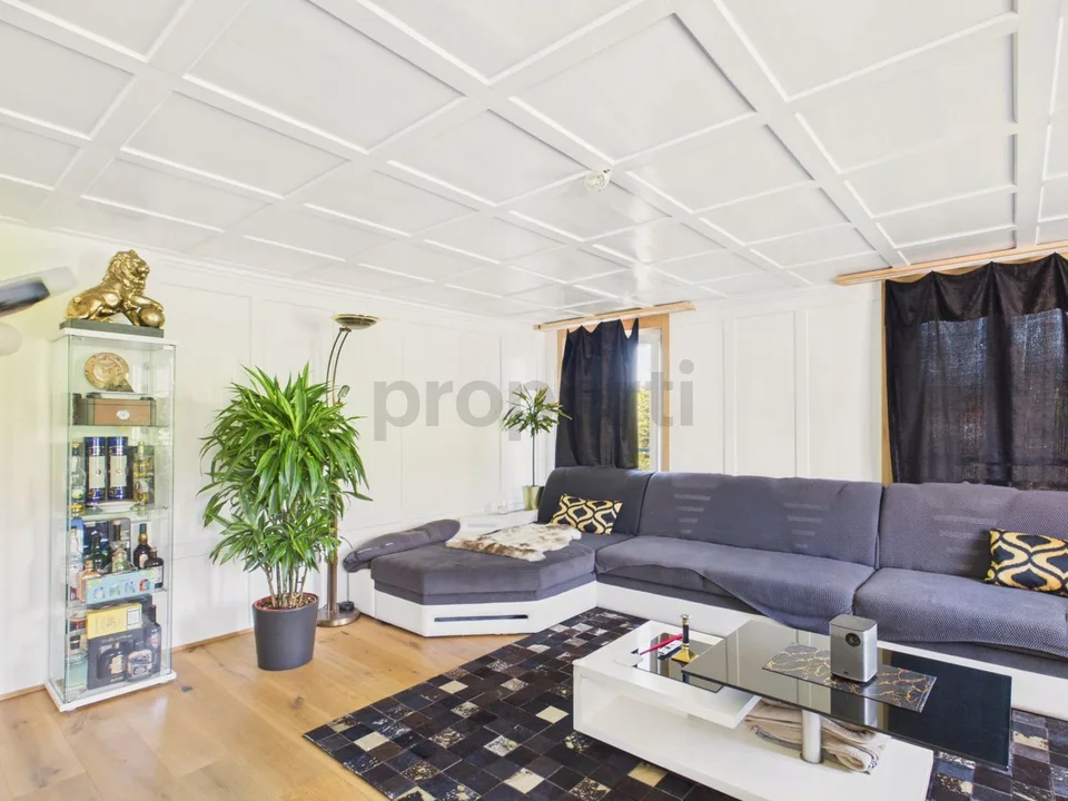 Sonniger Balkon, frisch renovierter Altbau-Charme mit Bodenheizung