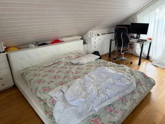 Ampia camera con bagno privato in appartamento mansardato