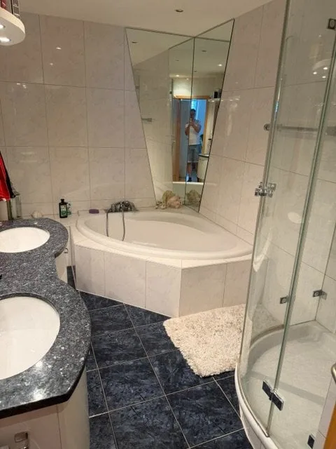 Ampia camera con bagno privato in appartamento mansardato
